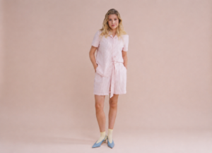 Femme portant un short rose élégant de prêt-à-porter féminin proposé par la boutique Lépingle à Salernes