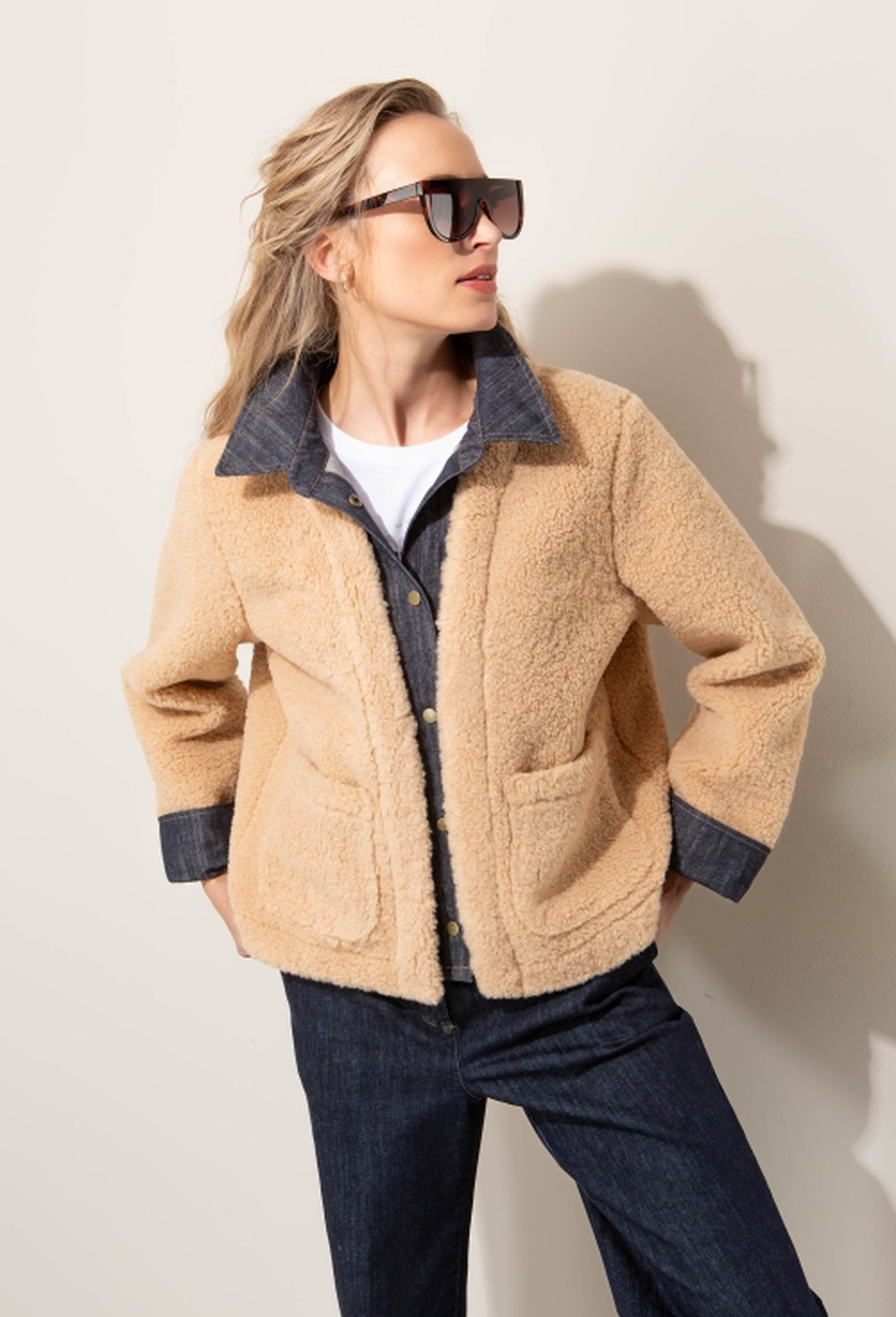 Veste en moumoute beige pour femme avec col et détails en jean brut.